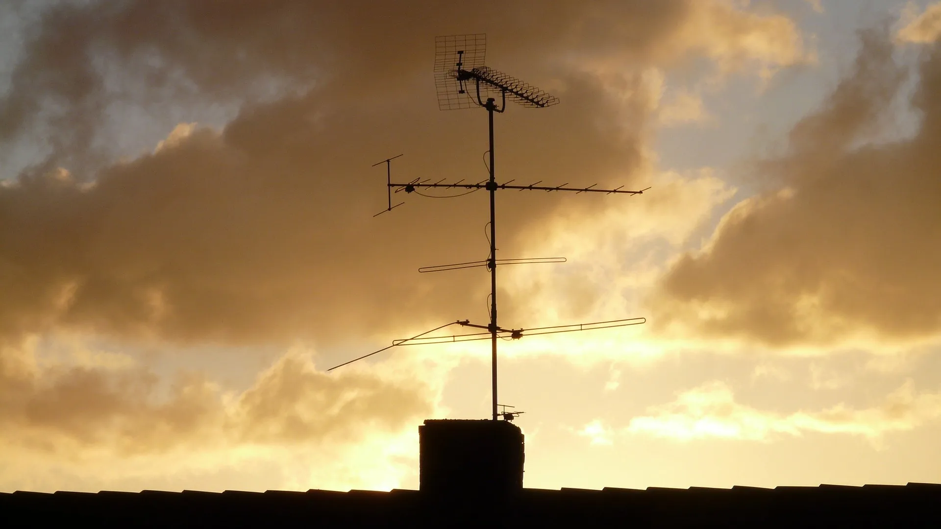 Antenne au coucher de soleil — installation professionnelle par TVP